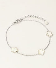 Lade das Bild in den Galerie-Viewer, Minimalistisches Armband mit drei Perlmuttblumen
