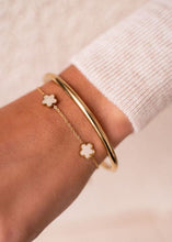 Lade das Bild in den Galerie-Viewer, Minimalistisches Armband mit drei Perlmuttblumen
