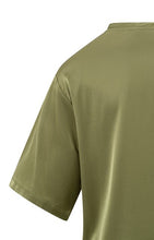 Lade das Bild in den Galerie-Viewer, Oversized satin t-shirt
