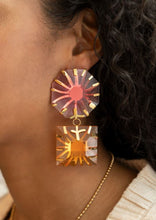Lade das Bild in den Galerie-Viewer, Statement-Ohrringe mit pink und orangefarbenen Steinen
